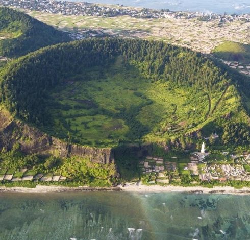 Du lịch Lý Sơn, khám phá Hang Câu, xem dù lượn