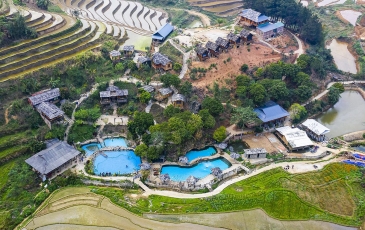 Feverishly excited by the hot mineral spring overlooking the beautiful terraced fields in the Northwest
