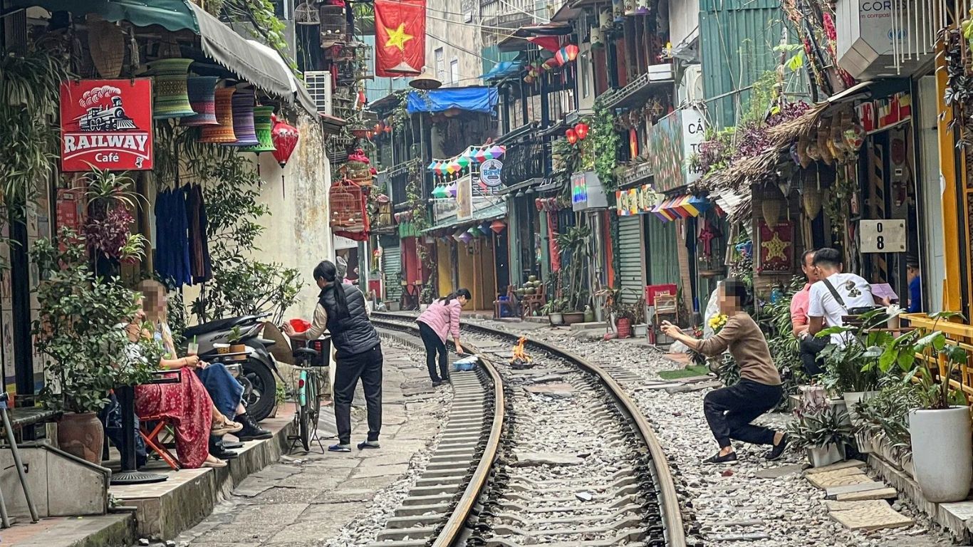 Trải nghiệm làng Phú Cầu và Phố xe lửa Hà Nội
