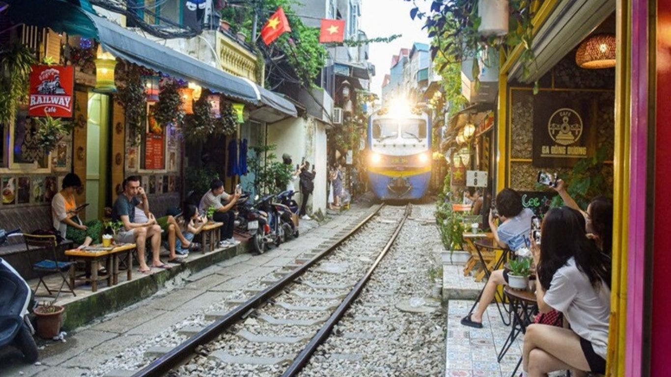 Trải nghiệm làng Phú Cầu và Phố xe lửa Hà Nội