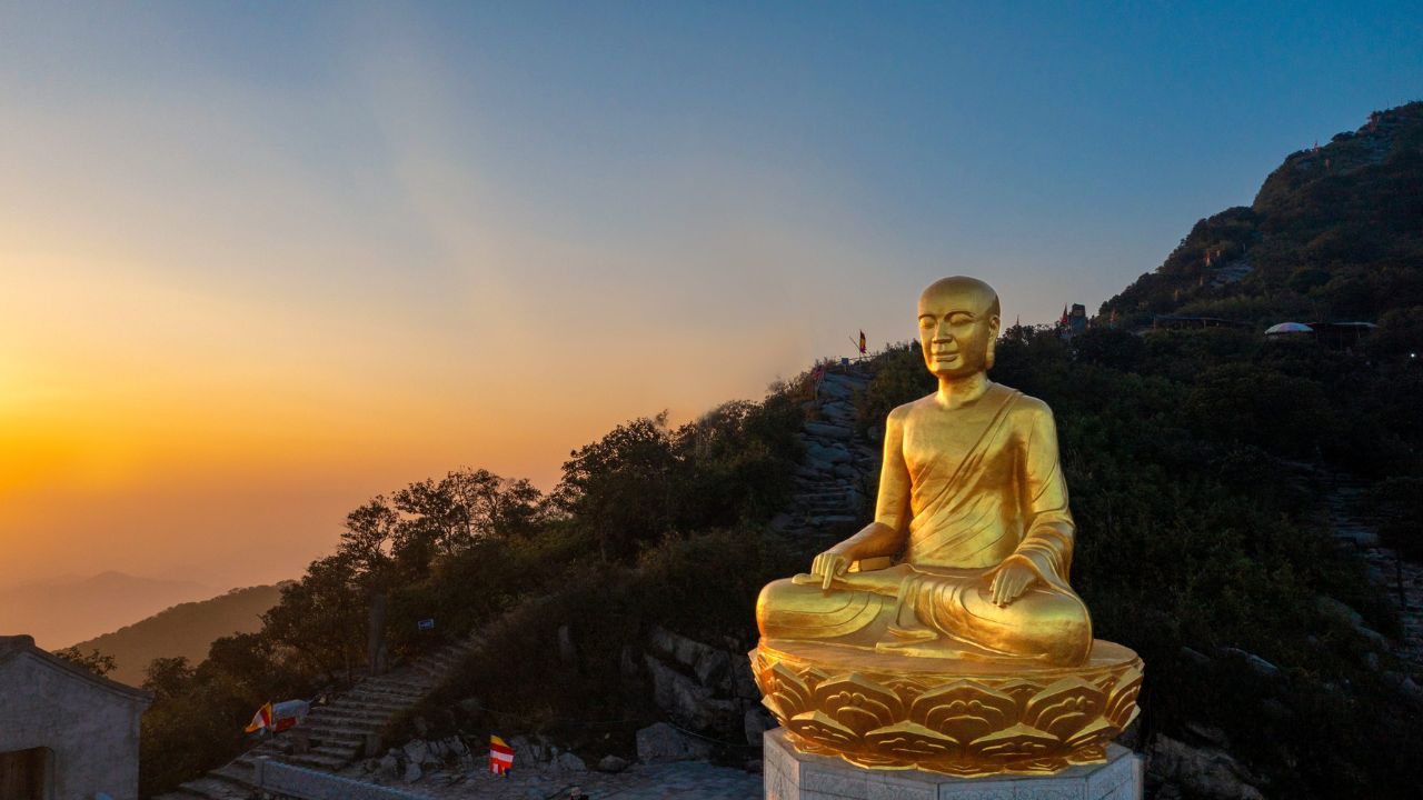 Chiêm ngưỡng tượng Đức Phật Hoàng Trần Nhân Tông tại núi Yên Tử