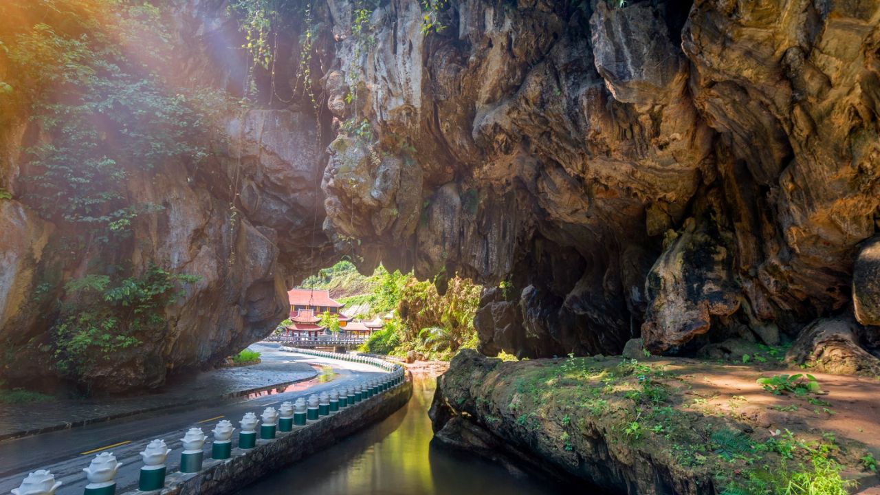 Chinh phục hệ thống hang động Cổng trời Đông Giang