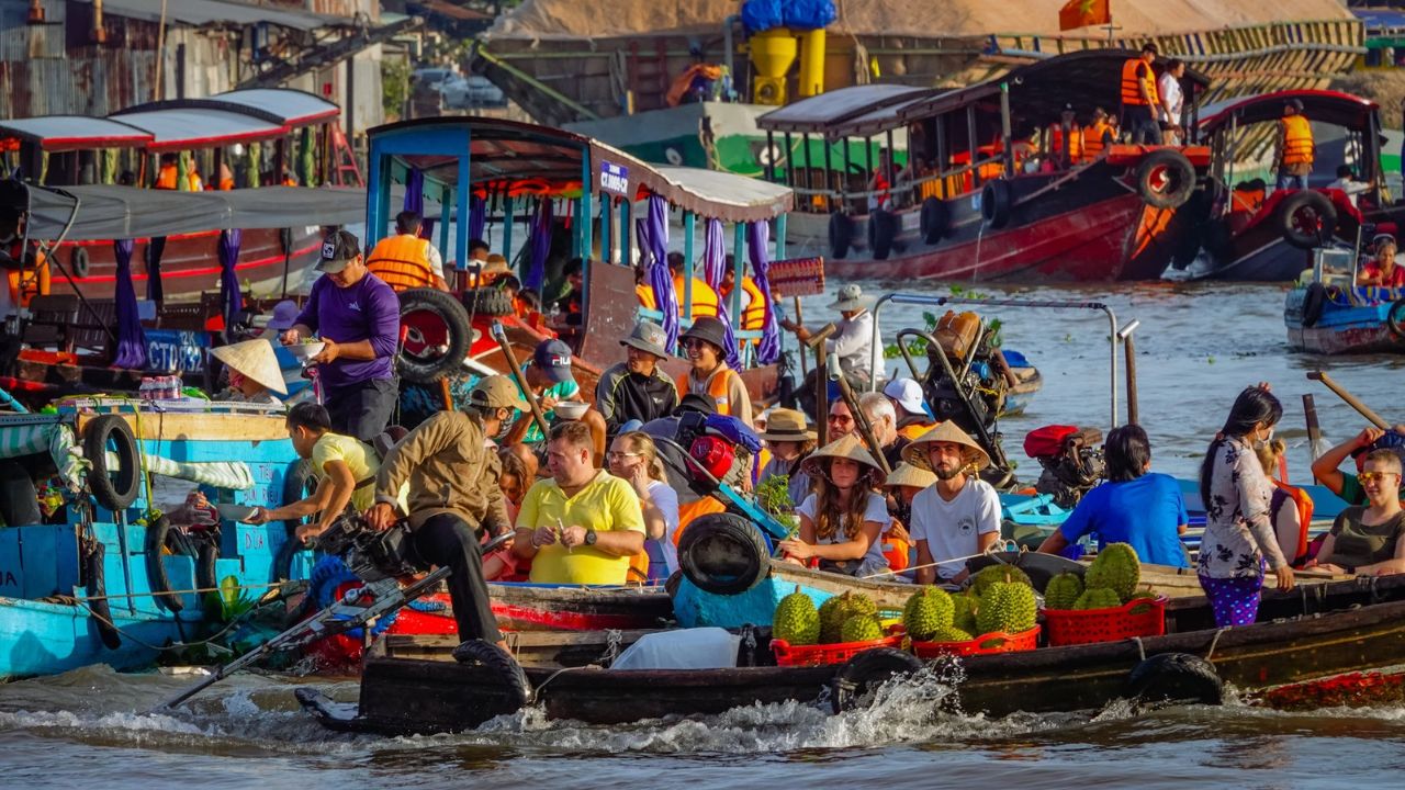 Explore Cai Rang floating market - Shopping in Ho Chi Minh City - Can Tho Tour