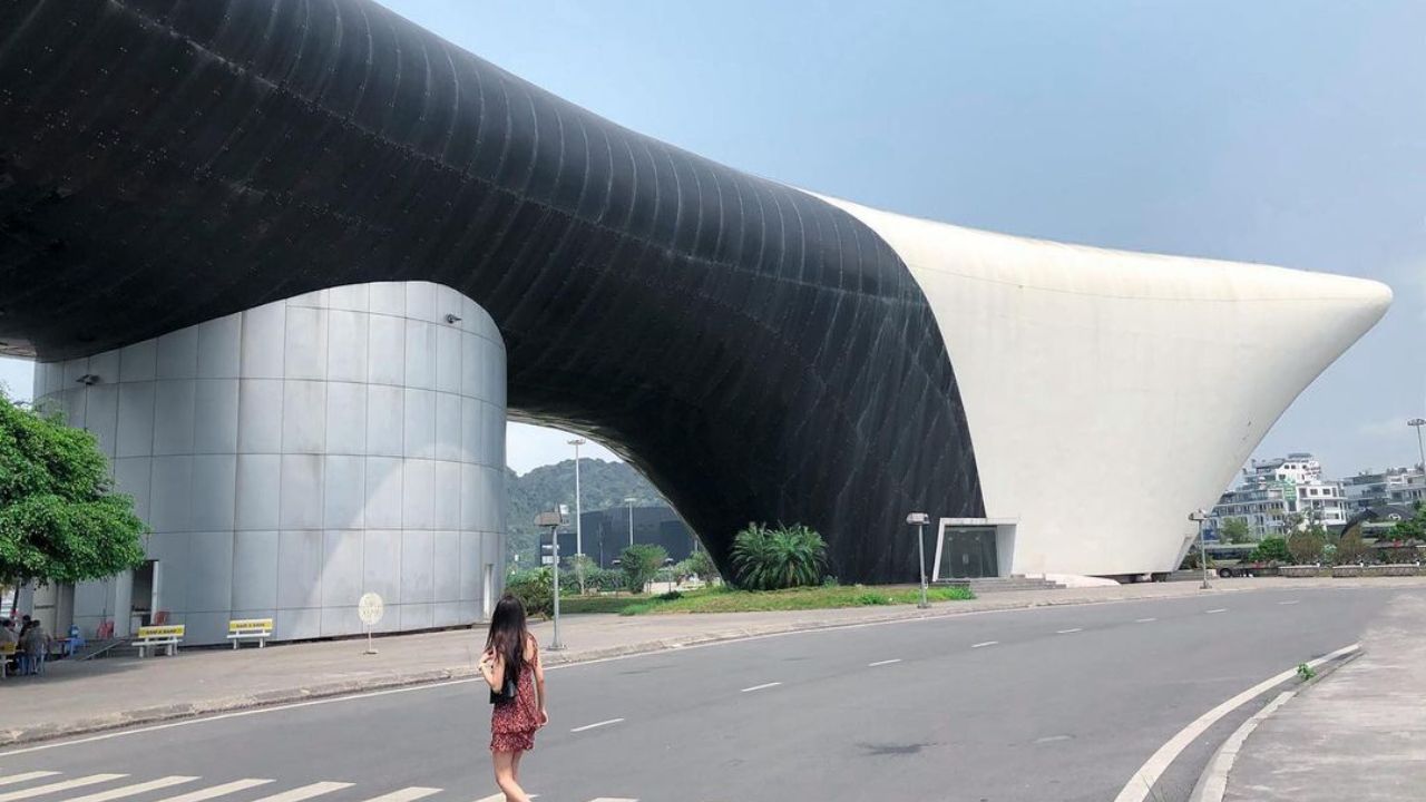 Khám phá kiến trúc của Cung Cá Heo Hạ Long bên cạnh bờ di sản