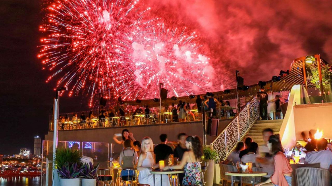 Ngắm pháo hoa tại các Sky Bar và quán cà phê Rooftop