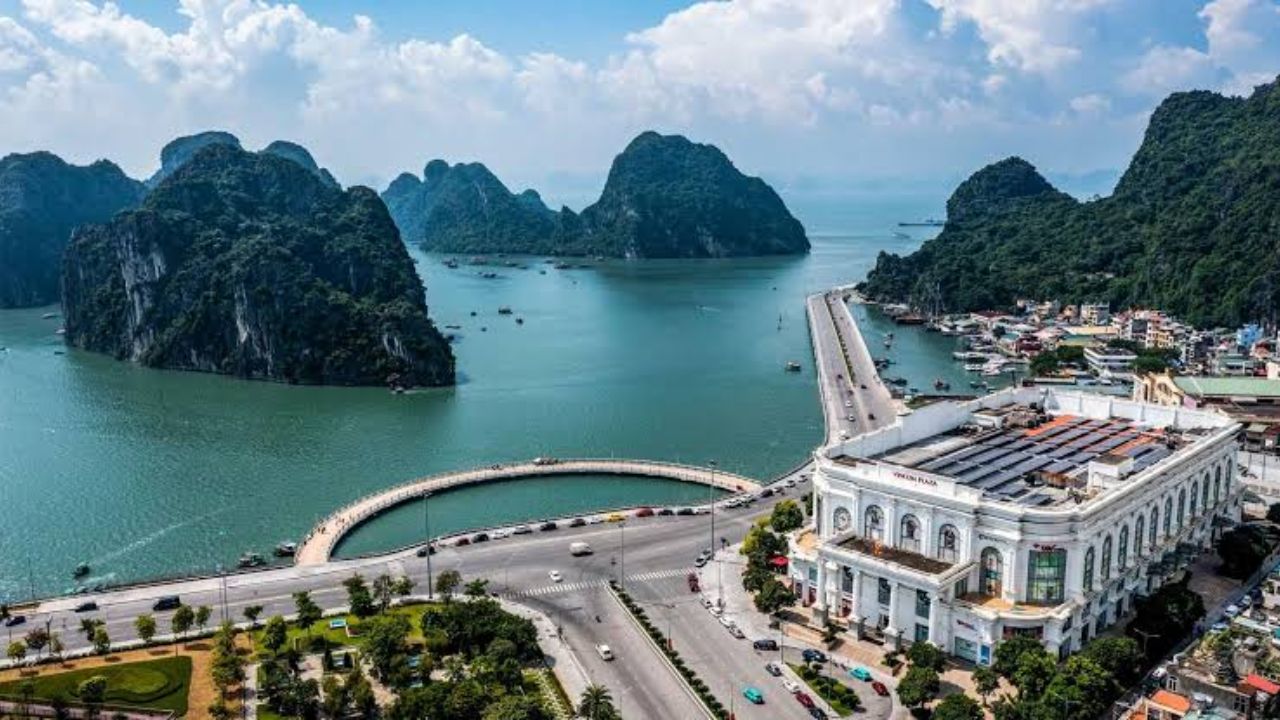 Overnight cruise experience in Ha Long Bay