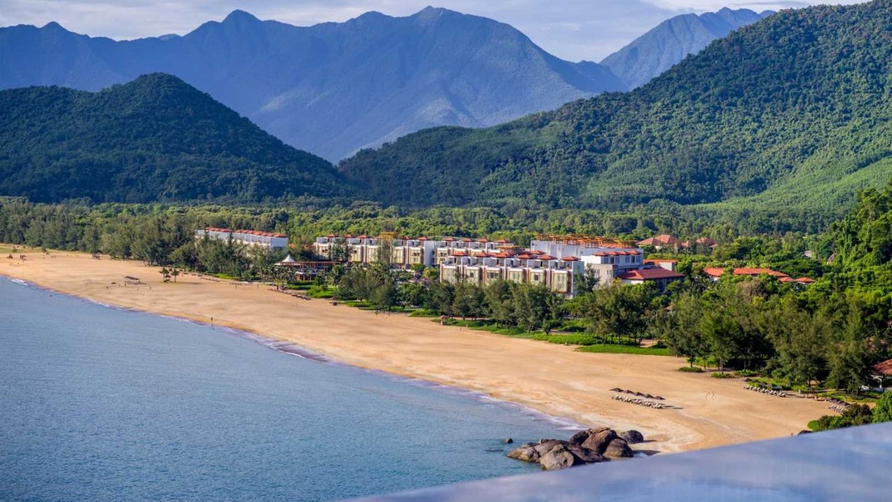 Trải nghiệm đắm mình trong làn nước xanh biết của vịnh Lăng Cô