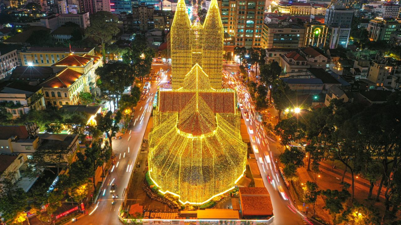 Vẻ đẹp lung linh của nhà thờ Đức Bà trong giáng sinh 2025