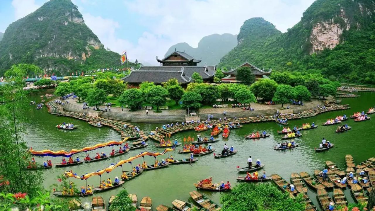 Visit Trang An in Ninh Binh 