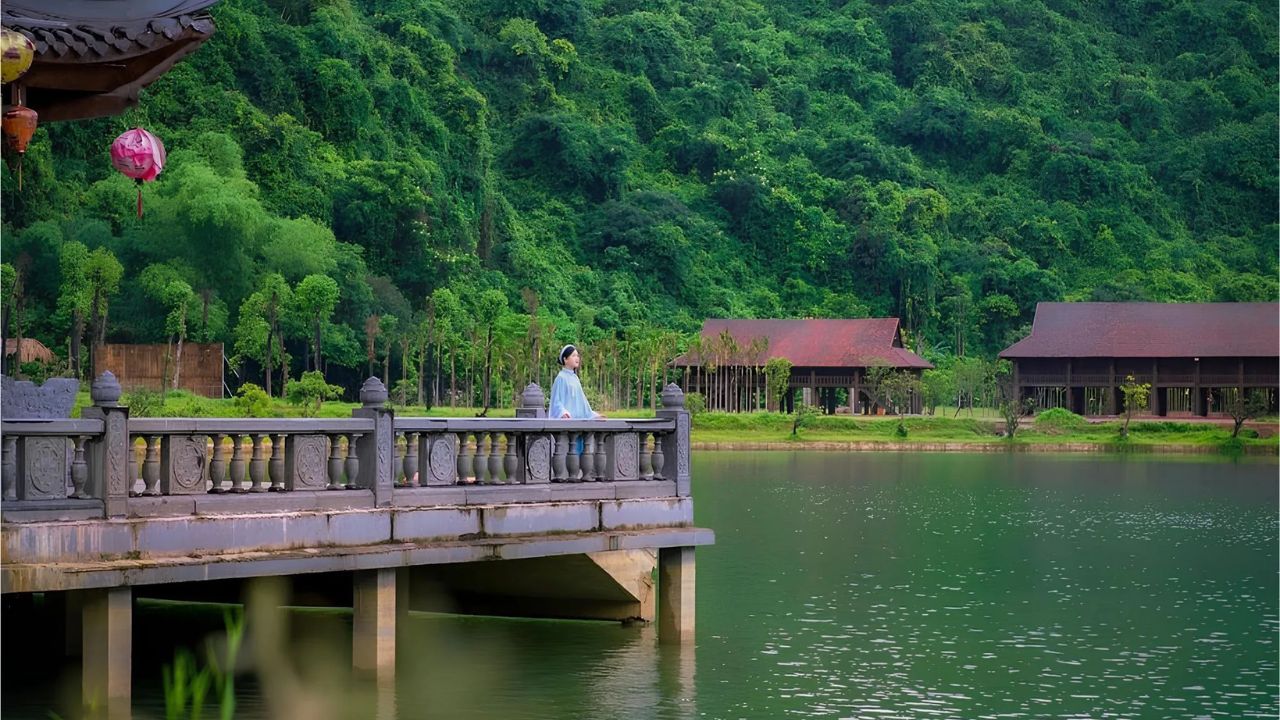 Visitors taking photos and capturing stunning landscapes at Thung Ui