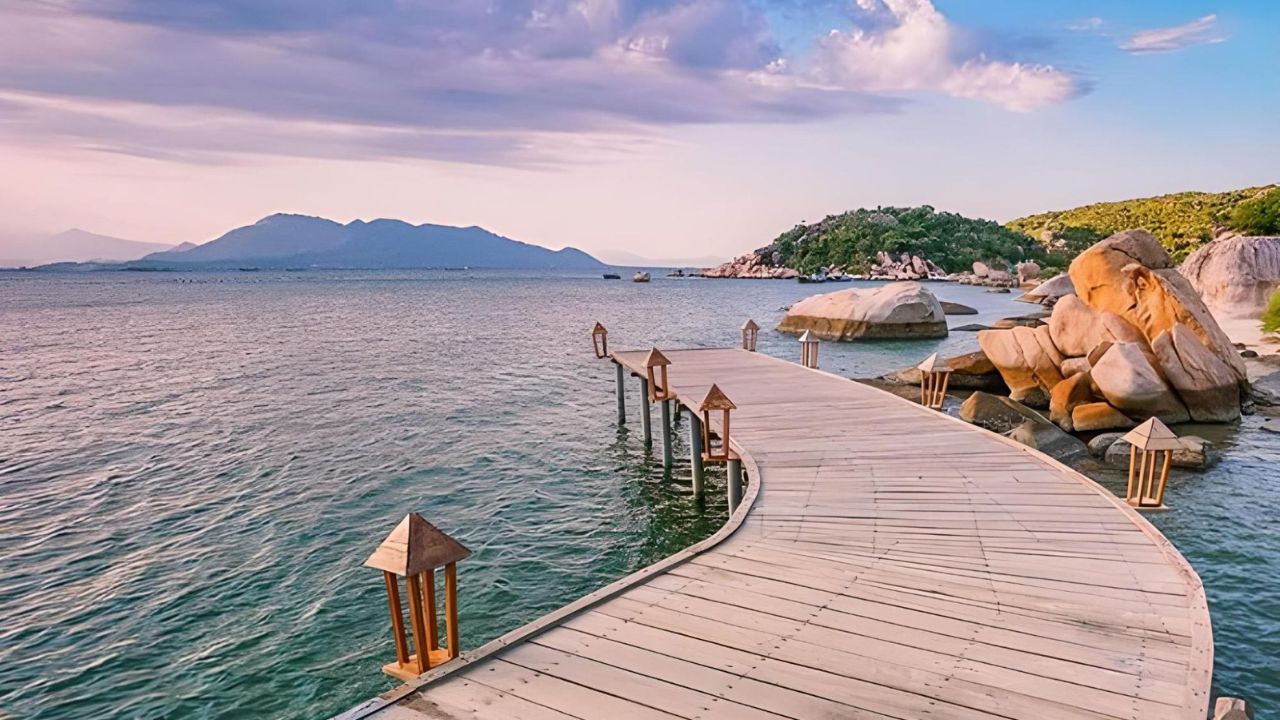 What is the best season to visit Hon Tre Island in Nha Trang?