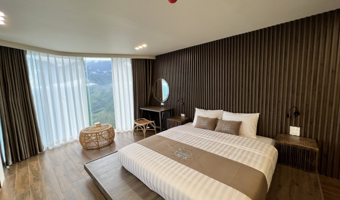 DELUXE MOUNTAIN BALCONY VIEW